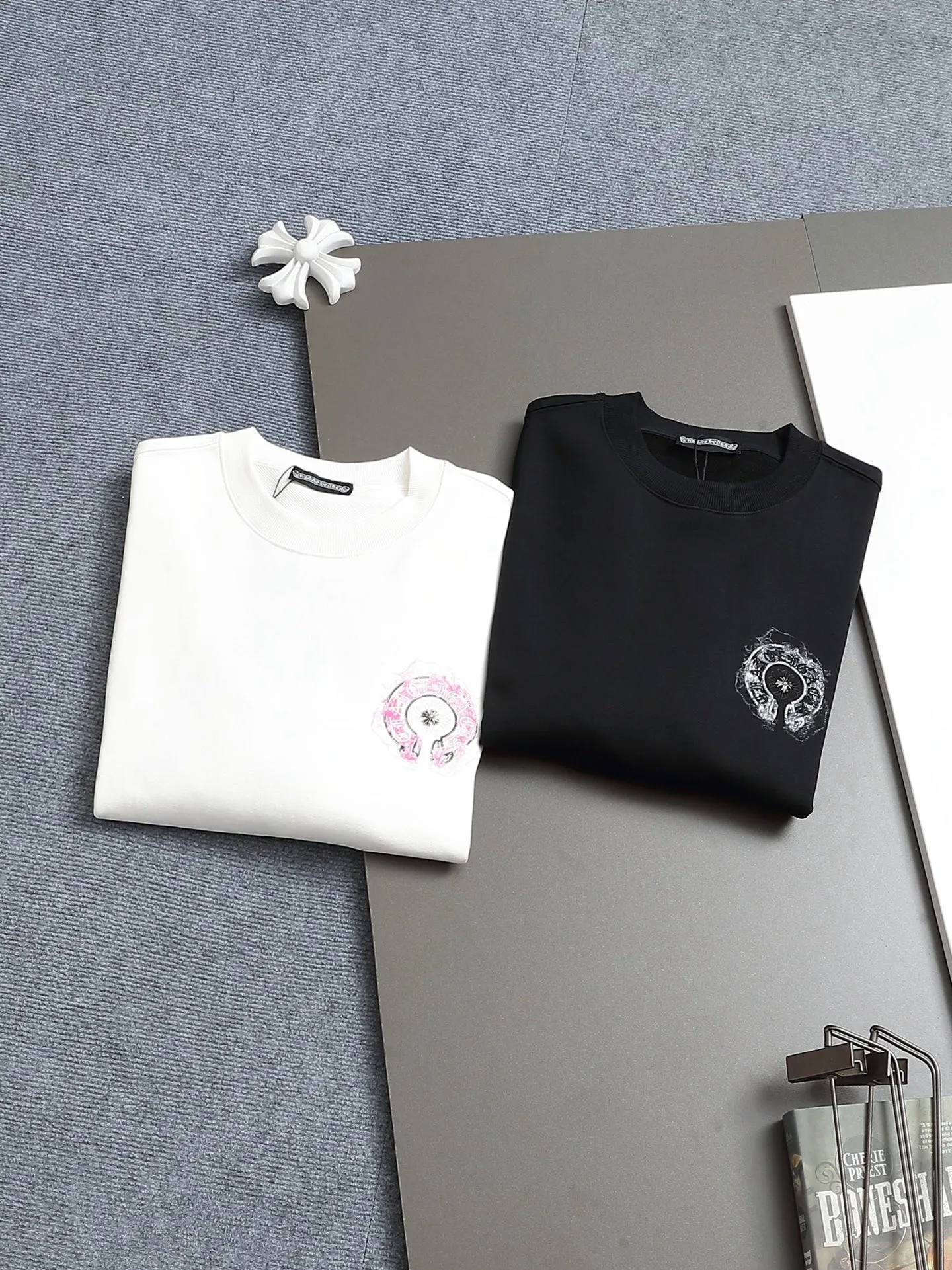 P250 Chrome hearts ch Chrome hearts cross horseshoe LOGO round-neck sweatshirt with thousands of needle embroidery crafts. Large version. Loose and stylish. The difference is the low version, the slim version, the upper body and the crotch. 100% commitment: top quality, not fast food. The highest version on the market. Top quality, 450 grams. 26 custom-dyed double yarn cotton, the same style for men and women, complete with three standards. Color: Black White Size: SMLXL